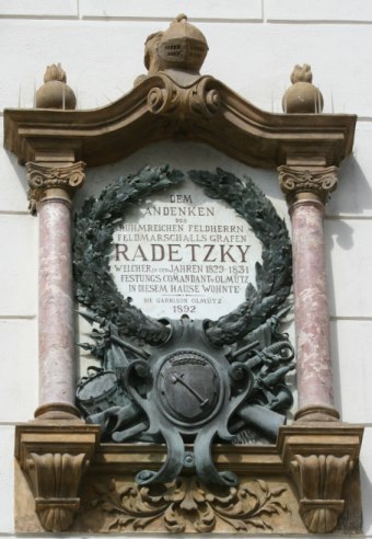 Deska s upomínkou na Radeckého